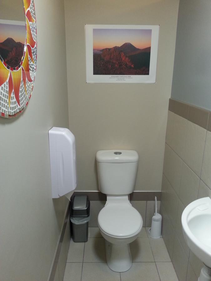 Riverstone Lodge Туранги Екстериор снимка A toilet with a hand dryer