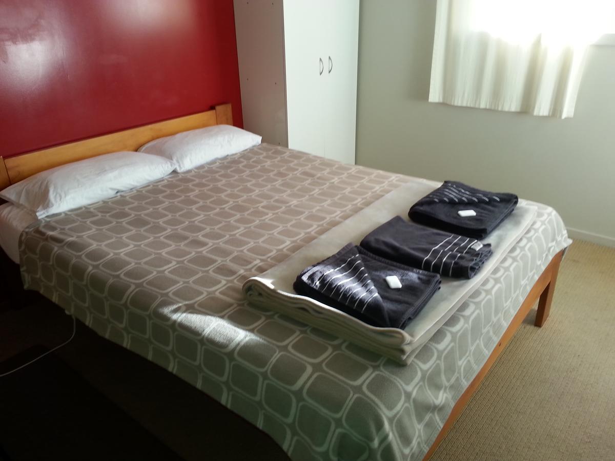 Riverstone Lodge Туранги Екстериор снимка A bed with a duvet